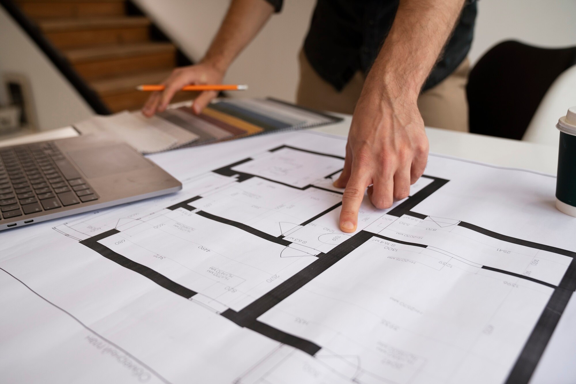 empleado que trabaja vista lateral proyecto 23 2149721889